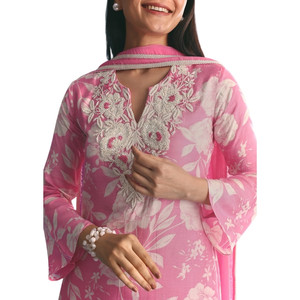 Vente en gros de costume Kurta Sharara à imprimé floral en mousseline rose avec Moti Cutdana Work Festive Party Wear Wedding Reception Custom Orders - Product Image 3