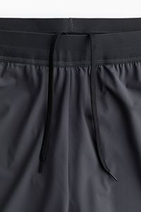 Pantalones cortos deportivos 2 en 1 de longitud media para hombre, ajuste Regular, poliéster elástico de 4 vías, cordón elástico en la cintura, bolsillos laterales diagonales - Product Image 3