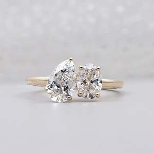 Anillo de Compromiso con Diamante Cultivado en Laboratorio Toi Et Moi con Formas Ovaladas y de Pera, Colección de Anillos de Diamantes Elegantes - Product Image 1