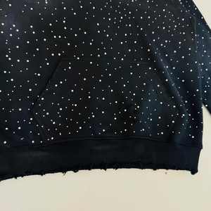 Sudadera con Capucha Personalizada de Estilo Urbano Hip Hop, Lavado Ácido, Bordada con Pedrería, Estampado Desteñido por el Sol, 100% Algodón, Negra, Talla Grande para Hombre - Product Image 6