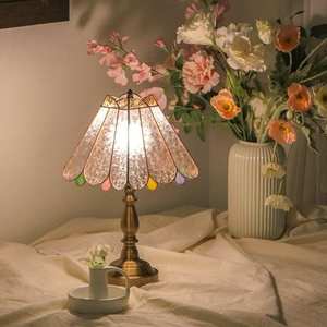 Lámpara de Mesa Moderna de Metal de Primera Calidad para Decoración de Apartamentos Elegantes, que Mejora el Espacio con Iluminación Ambiental - Product Image 1