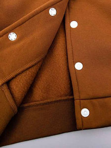 Chaqueta universitaria personalizada para hombre, hecha con tejido polar 100% premium, bordado de alta calidad, perfecta para ropa urbana. - Product Image 5