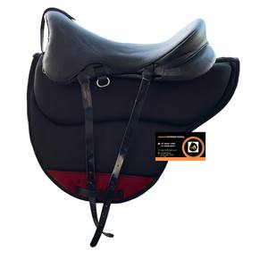 อานม้าหนังพรีเมียมพลาสติกแบบอังกฤษ น้ำหนักเบา ทนทาน ระบายอากาศได้ดี ป้องกันการเสียดสี ป้องกันรังสียูวี ปรับขนาดได้ พร้อมอุปกรณ์สแตนเลส - Product Image 1