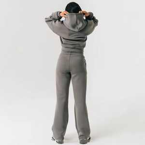 Conjunto de chándal de 2 piezas con logotipo personalizado para mujer, conjunto de chándal de aspecto recortado, Sudadera corta con capucha de manga larga para mujer, trajes de Jogger acampanados de pierna ancha - Product Image 2