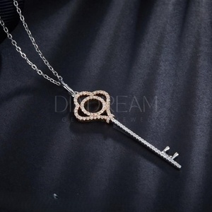 Elegante colgante de llave de diamante de moissanita de Plata de Ley 925 para mujeres y hombres corte redondo con claridad VVS chapado en oro - Product Image 1