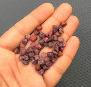 50 pièces rubis rouge naturel pierres précieuses en vrac juillet pierre de naissance minuscule taille brute 4-6 MM cristal non traité véritable rubis brut - Product Image 4