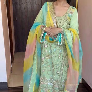 Présentation de New Designer Wear Top de travail brodé en fausse georgette de qualité supérieure et Palazzo Sharara avec Dupatta - Product Image 1