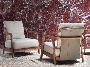 Chaise longue moderne Alisson en bois de teck massif et coussins épais avec dossier en cuir synthétique et finition noyer. - Product Image 6