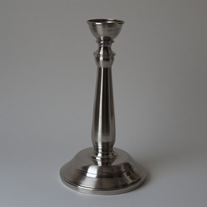 Bougeoir de Noël en aluminium poli conçu avec un appel festif élégant offrant un style moderne pour la décoration de vacances - Product Image 5