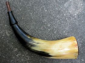 Taza de cerámica de cuerno vikingo festivo hecho a mano para hidromiel y cerveza para fiestas navideñas y alegrías navideñas - Product Image 4