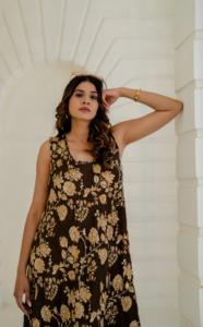 Robe midi évasée à motif floral aquatique, style bohème, dos ouvert, écologique, pour les vacances, bleu et blanc, chic et décontractée - Product Image 3