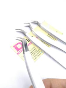 Pinzas de pestañas recubiertas de polvo blanco diamante logotipo personalizado Acero inoxidable Mega volumen curvado pinzas de pestañas de 45 grados - Product Image 4