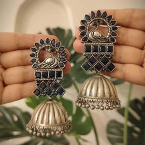 Pendientes Colgantes con Motivo de Pavo Real Tribal Tales, Ónix, Perla y Diamante con Forma de Campana, Diseño Vintage Moderno para Fiestas - Product Image 3