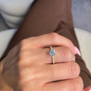 Anillo de Compromiso de Lujo para Mujer con Diamante Cultivado en Laboratorio de 1.25 Quilates, Corte Redondo, F VVS1 VVS2, Oro Amarillo de 18k, Certificado IGI - Product Image 1