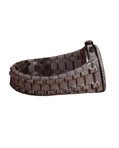 Montre-bracelet de luxe personnalisée faite à la main pour femme, en or blanc, avec cadran blanc numérique et boîtier rond serti de diamants Moissanite - Product Image 3