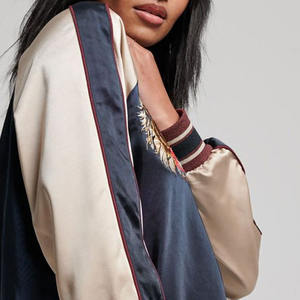 2025 vestes de Baseball en Satin de conception chaude pour les femmes de haute qualité couleur unie épaules tombantes col montant pour l'hiver - Product Image 3