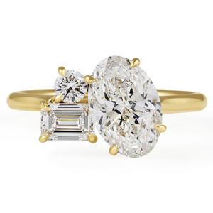 Bague en diamant taille ovale 2,00 carats avec pierres latérales émeraude et rondes en or jaune, certifiée IGI, pour fiançailles féminines - Product Image 1