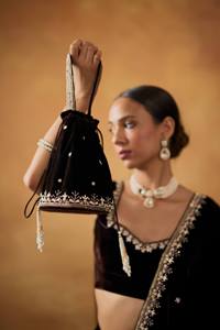 Sari de terciopelo elegante de buena calidad D FASHION GURU, largo hasta el suelo, con bordado elaborado, borde de encaje de lujo, de secado rápido, estilo Bollywood para fiestas - Product Image 5