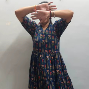 ชุดเดรสแม็กซี่ผ้าฝ้ายทำมือจากอินเดีย พิมพ์ลายดอกไม้ ระบายอากาศได้ดี เป็นมิตรกับสิ่งแวดล้อม ซักได้ ทันสมัย สำหรับผู้หญิง  แบบสั่งตัดได้  ชุดเจ้าสาว - Product Image 1