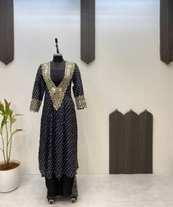 Nouvel ensemble Kurta trois pièces à la mode haut de gamme avec chemisier tubulaire prêt à porter pantalon Kurta élégant et chemisier intérieur pour un look Fusion moderne - Product Image 4