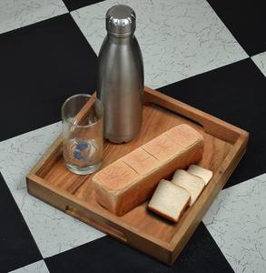 Plateau de service vintage en bois d'acacia avec poignées, idéal pour le petit-déjeuner, le café et le rangement - Product Image 3