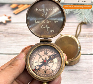 Boussole gravée de qualité supérieure, boussole en laiton personnalisée avec étui en cuir, cadeaux pour mari, cadeaux pour couples, cadeaux de Noël - Product Image 1