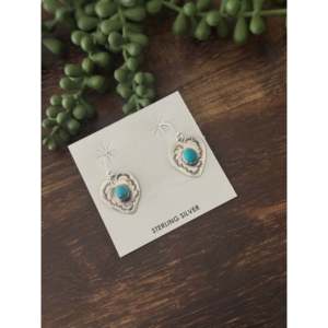 Boucles d'oreilles pendantes en turquoise de Kingman et argent sterling, faites à la main par des artisans Navajo, design cœur - Product Image 3