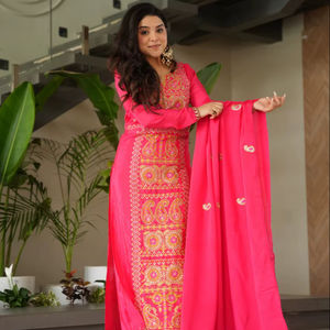 Trajes Punjabi de 3 Piezas para Mujer, Manga Larga, Totalmente Bordados, con Conjunto Chunari, Precio de Fábrica - Product Image 1