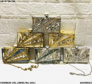 Embrayages de soirée artisanaux exquis ornés de pierres de cristal et d'accents de laiton Chaque pochette présente une élégance luxueuse - Product Image 2