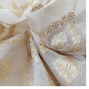 Maßge schneiderte Brokat-Seiden schals mit goldenem Zari in weißer Farbe, ideal zum Färben und geeignet für Textil künstler im Motiv design