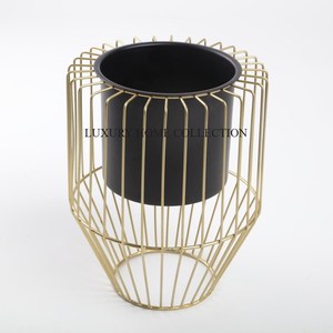 Jardinière en métal de haute qualité avec un design rustique unique, parfaite pour les intérieurs sophistiqués de maison et de bureau - Product Image 2
