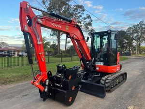 Miniexcavadora U55-5 de 5.5 Toneladas de Peso Operativo, Modelo 2023, con Motor Hidráulico, Cuchara Excavadora y Martillo Rompedor - Product Image 2