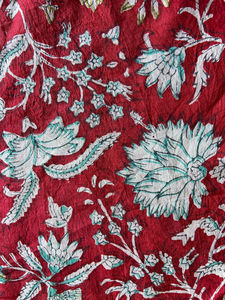 Tela de Algodón Estampada a Mano con Diseño Floral de Vid en Rojo Intenso |   Textil Étnico Artesanal - Product Image 2