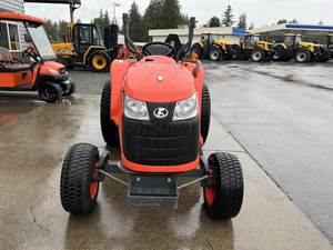 Tractor Compacto Utilitario 4x4 L2501F 2024 - 24.8HP con Bomba y Motor para Trabajo Agrícola Versátil - Product Image 3