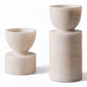 Portavelas de Mármol Beige Esculpido con Tapa Redonda y Diseño Minimalista Contemporáneo - Product Image 1