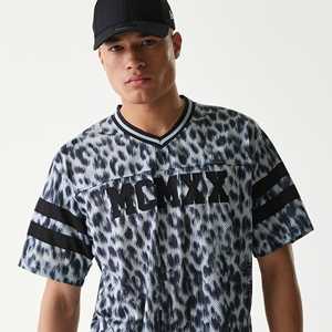 Maillot de football américain rétro en maille à imprimé léopard noir, coupe ample, court, personnalisable avec nom et numéro, maillot de sport en maille - Product Image 3
