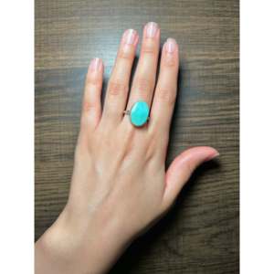 Anillo de Turquesa Royston y Plata de Ley con Diseño Navajo Moderno y Baño de Oro, Talla 8.75, con Incrustaciones de Acero Inoxidable - Product Image 4