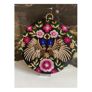 Grossiste indien propose un ensemble de bijoux de mariée exquis collier ras du cou décoré de perles boucles d'oreilles Maang Tikka pour les événements de mariage - Product Image 3