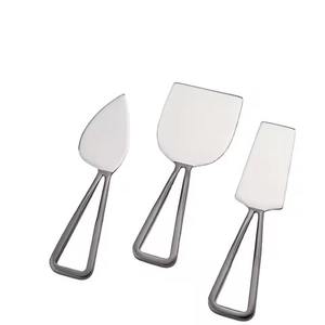 Couteaux à fromage en laiton artisanaux avec poignées en bois gravées Ensemble élégant et durable pour le divertissement et le service gastronomique - Product Image 3