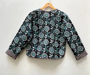 Chaqueta acolchada Kantha Floral hecha a mano INDIAN, abrigo bohemio Reversible negro y verde azulado para mujer, respetuoso con el medio ambiente sostenible - Product Image 3