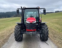 Tracteur diesel Massey Ferguson M 4708 à usage agricole, couleur rouge, pneus larges