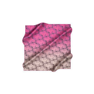 Écharpe carrée en soie rose avec imprimé numérique léopard et pois - Product Image 1
