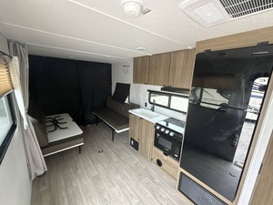 Nuevo Remolque de Viaje Híbrido Ligero y Móvil F-o-r-e-s-t R-i-v-e-r Campsite R-e-s-e-r-v-e 28SW 2026 - Product Image 6