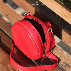 Sac à bandoulière rond en cuir de créateur haut de gamme, fait main, élégant, sac à main circulaire, voyage urbain, mode, fait main en Indonésie - Product Image 2