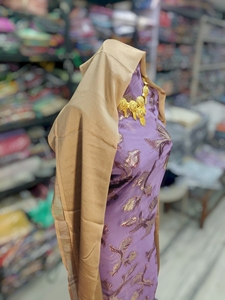 ลาเวนเดอร์ ฟรานซาวี ดีรัค พร้อมผ้าแจ็คการ์ดลายดอกไม้สีทองและผ้าคลุมไหล่สีเบจ |   ชุดงานเลี้ยงสุดหรูสไตล์โซมาเลีย - Product Image 2