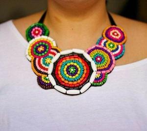 Collier pendentif en résine tendance d'excellente qualité avec chaîne réglable Bijoux de mode uniques pour femmes disponibles au meilleur prix - Product Image 4