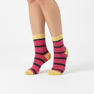 Chaussettes décontractées en laine chaude d'hiver pour femmes, longueur mi-mollet, compression douce, antidérapantes, logo tricoté, fabriquées en Turquie - Product Image 3