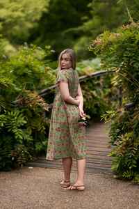 Robe bohème Beeblossom en pur coton, imprimée à la main, motif floral vert et rose, mode éthique - Product Image 4