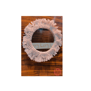 Miroir mural suspendu en macramé tissé à la main avec perles pour décoration intérieure moderne de style bohème - Product Image 5