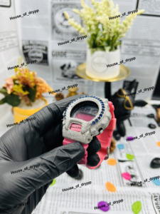 Reloj Digital Plateado con Piedras Azules y Correa de Goma Rosa, Estilo Hip Hop de Lujo, Diseño Resistente al Agua - Product Image 2